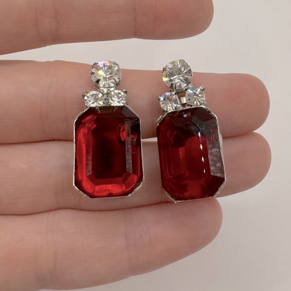 VINTAGE Red Crystal Clip-On Earrings - Picture 3 of 13